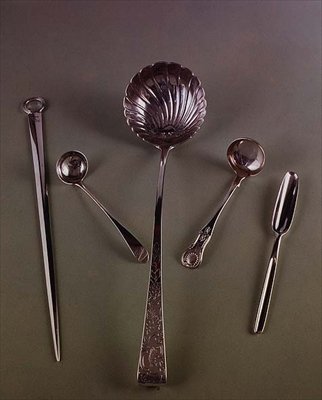 Spies: Eley en Fearn, 1801; sauslepel: IS, Edinburgh, ca. 1800; soeplepel door Christopher Haines, Dublin, 1774; Kings patroon sauslepel door J.McKay, Edinburgh, 1851; merglepel, ca. 1750 (zilver) door Scottish School